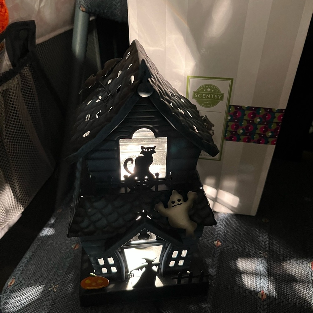 Scentsy Black Haunted House Good Time Wax Warmer